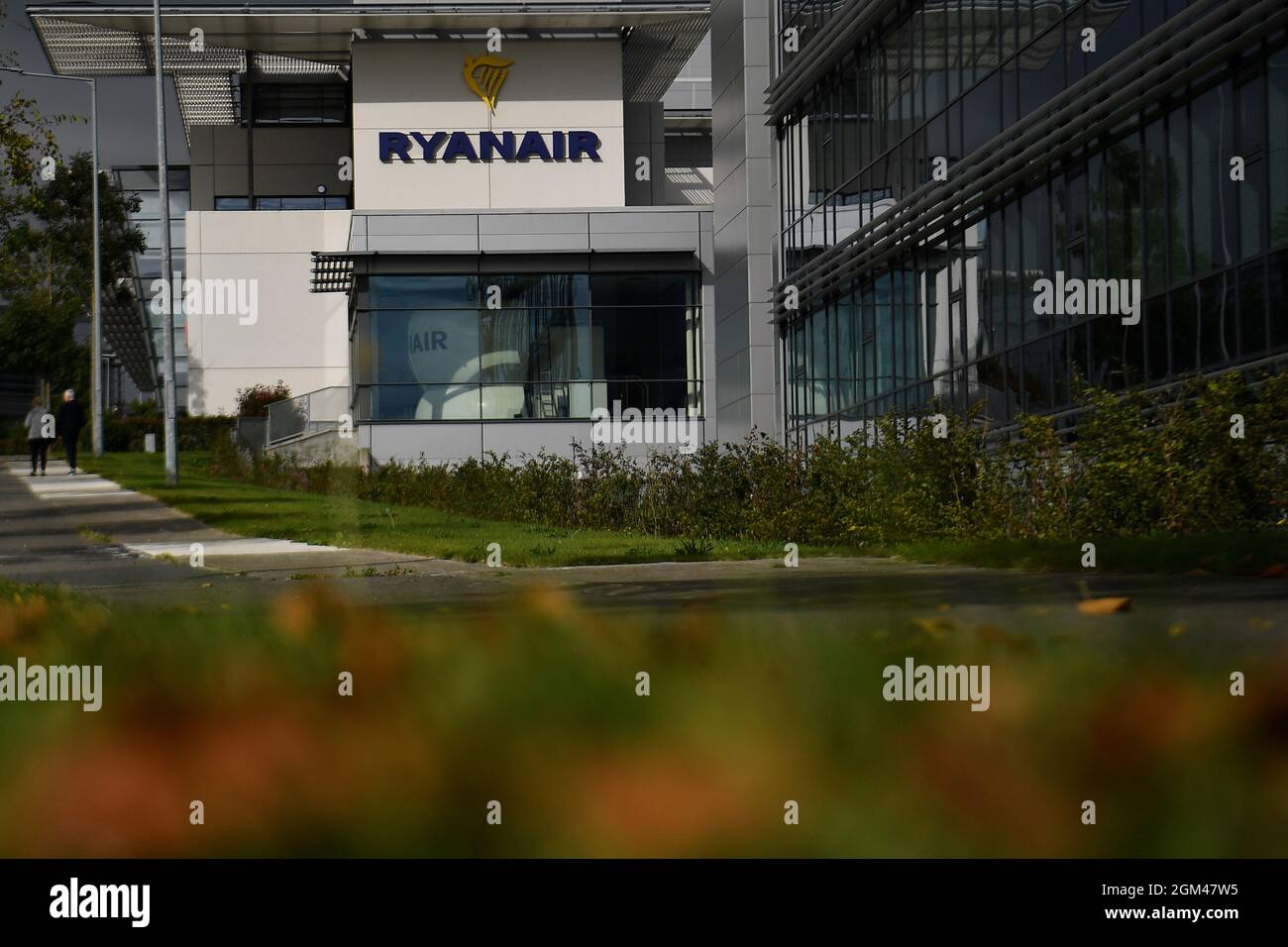 Vista generale del logo Ryanair presso la loro sede a Dublino, Irlanda, 16  settembre 2021. REUTERS/Clodagh Kilcoyne Foto stock - Alamy