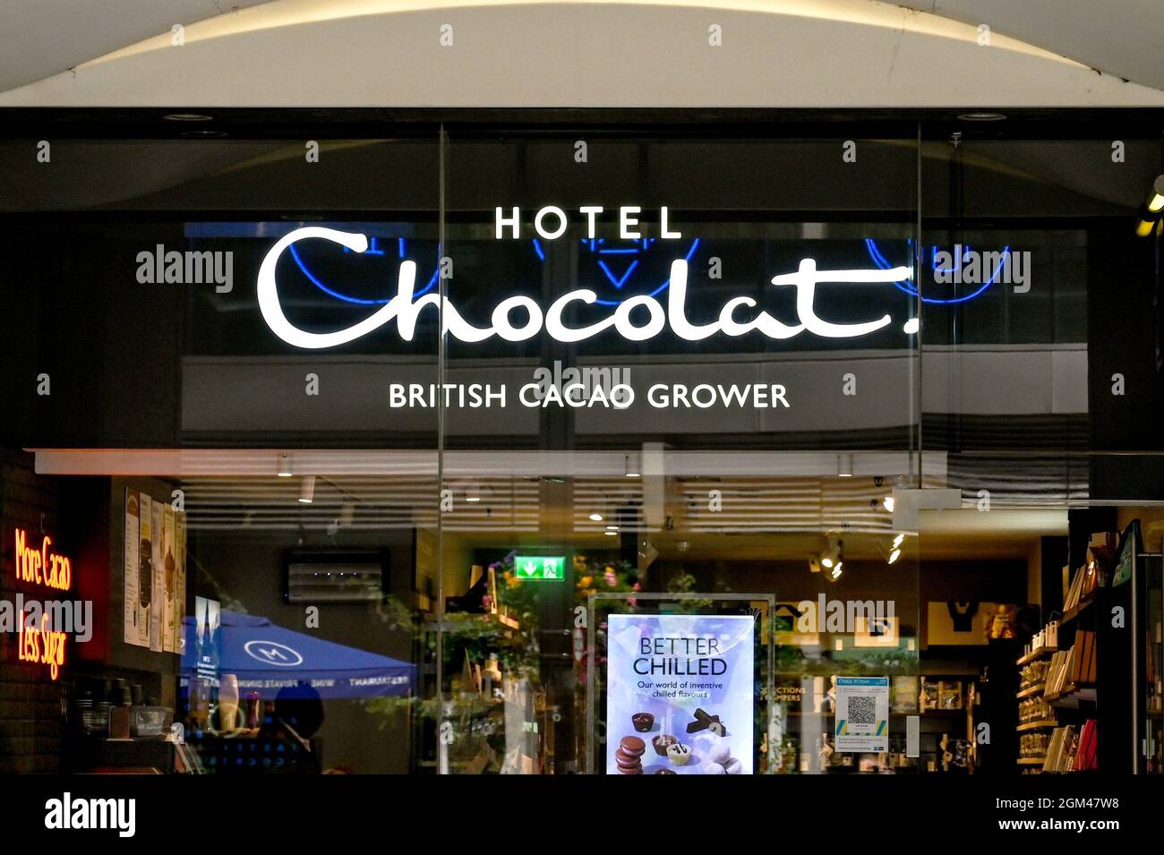 Londra, Inghilterra - Agosto 2021: Cartelli sulla parte anteriore di una filiale dell'Hotel Chocolat a Londra Foto Stock