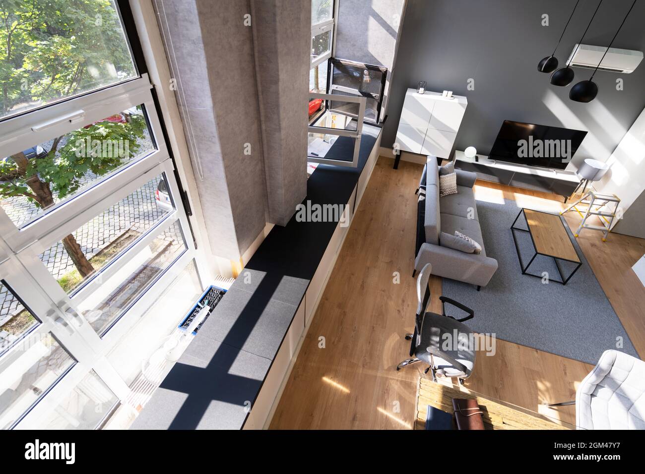 Interni e mobili in soggiorno con pavimento in legno Foto Stock