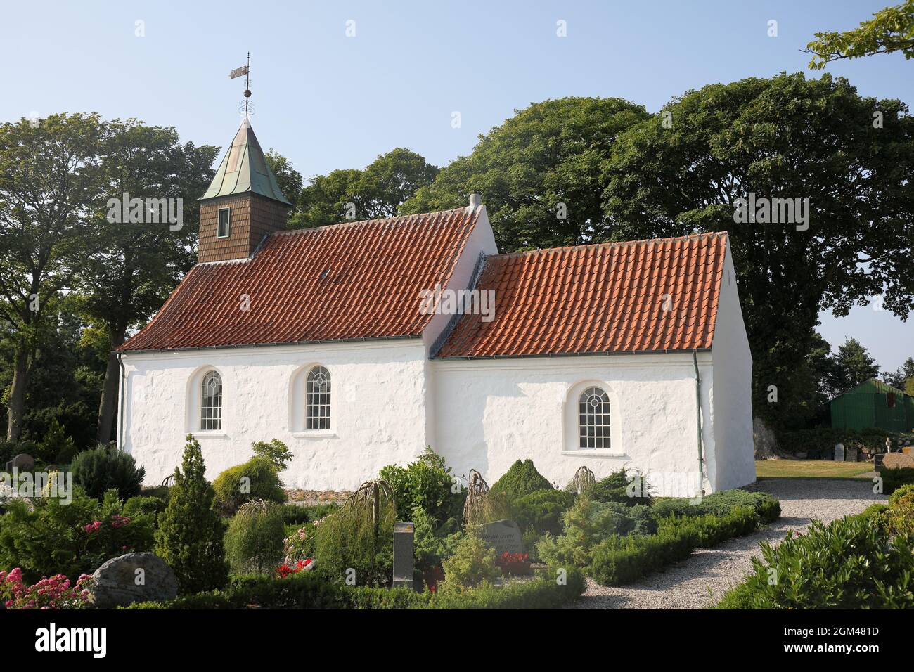 La chiesa di Hjarnø è la seconda chiesa più piccola della Danimarca ed è probabilmente costruita nel XVI secolo. Hjarnø è una piccola isola vicino a Horsens in DK Foto Stock