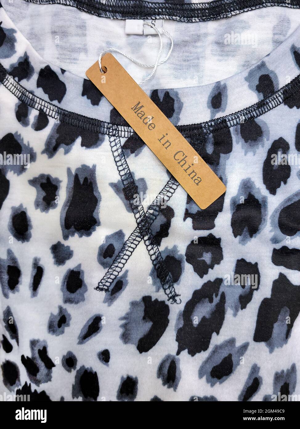 Primo piano di marrone made in China tag sul motivo grigio e nero leopard camicia Foto Stock