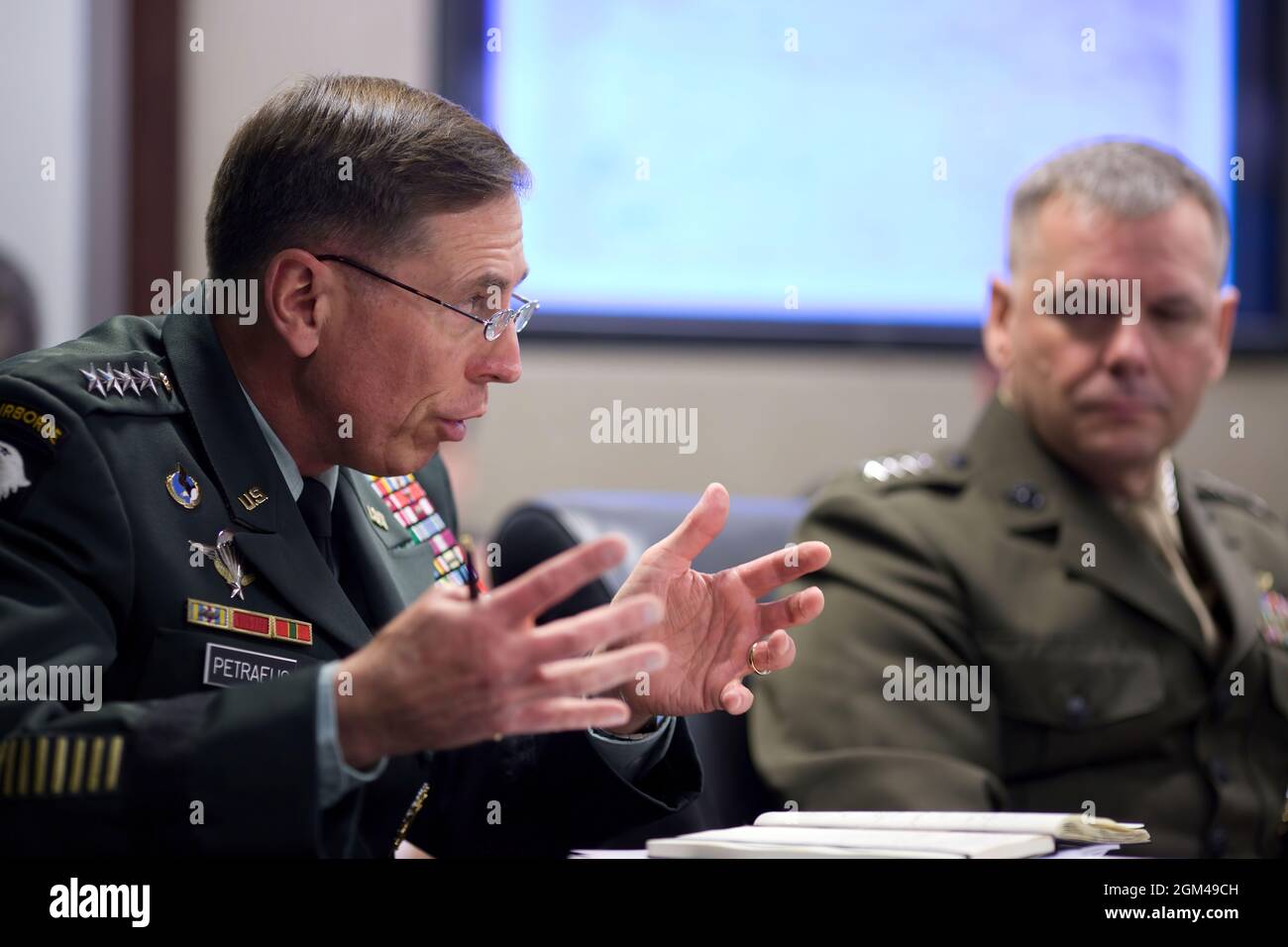 Il generale David Petraeus, Comandante, comando Centrale degli Stati Uniti, a sinistra, gesti parlando con il presidente Barack Obama incontra e la squadra di sicurezza nazionale su Afghanistan e Pakistan, durante un incontro nella stanza della situazione della Casa Bianca, 6 maggio 2010. A destra c'è il generale James E. Cartwright, USMC, Vice Presidente, Capi congiunti del personale. (Foto ufficiale della Casa Bianca di Pete Souza) Foto Stock