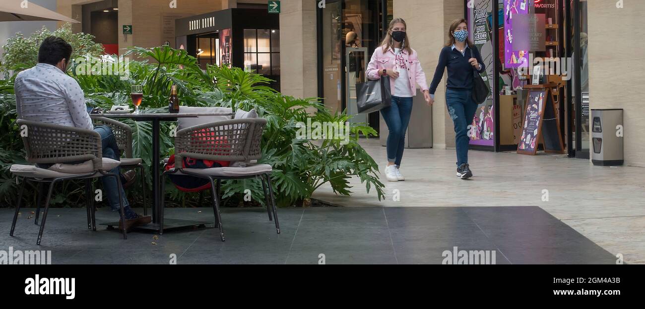 Persone in un centro commerciale durante la pandemia di Covid-19 Foto Stock