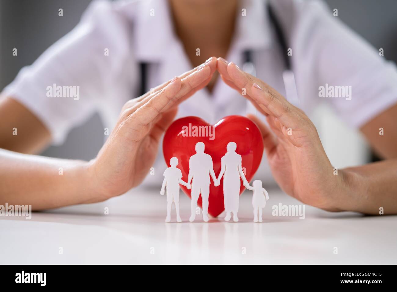 Assicurazione sulla salute e sulla vita. Cuore protetto dal medico Foto Stock