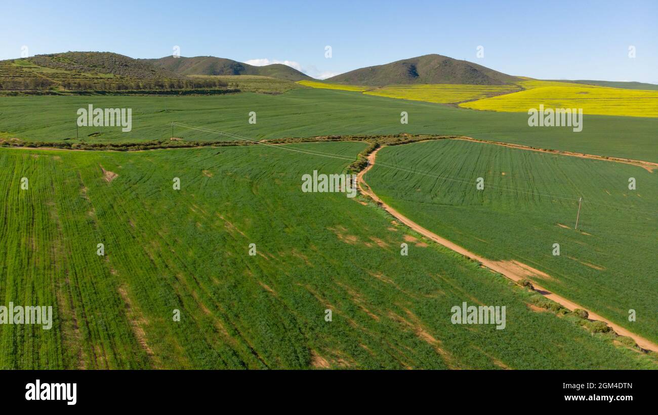 Vista generale del paesaggio di campagna con cielo nuvoloso Foto Stock