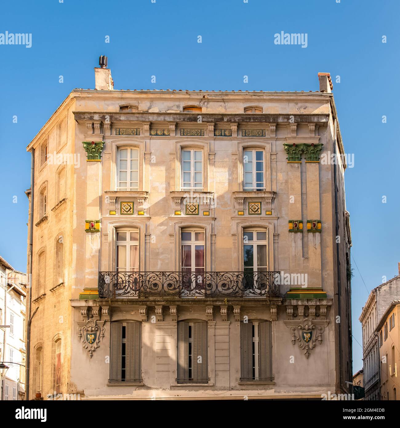 Avignone, casa tipica, edificio colorato nel centro storico Foto Stock