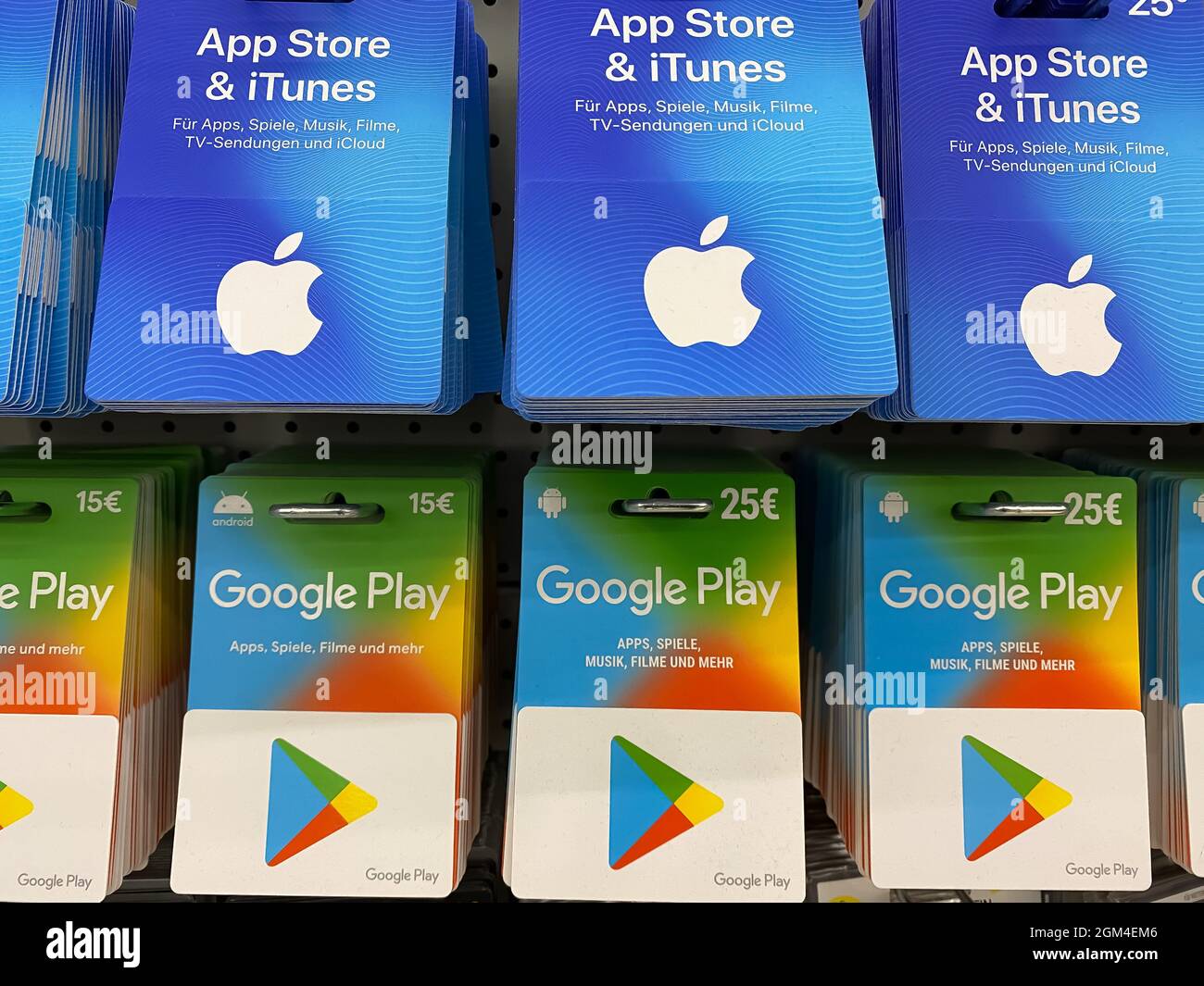 Viersen, Germania - 9 giugno. 2021: Primo piano di Apple App Store iTunes e  Google Play voucher gift Cards in fila nello scaffale del negozio tedesco  (Focus on cente Foto stock - Alamy