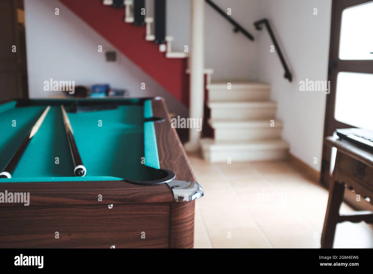 Tavolo Biliiard con bastoncini su una sala giochi Foto Stock