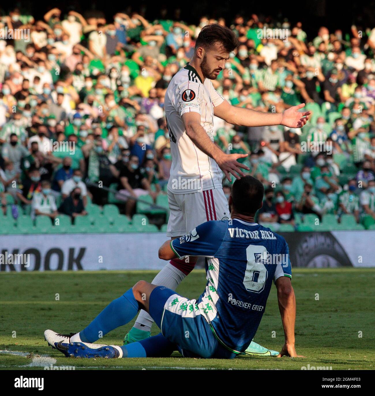 Siviglia, Spagna. 16 settembre 2021: Stadio Benito Villamarin Siviglia, Spagna: Albian Ajeti di scontri celtici con Victor Ruiz di Betis in azione durante la UEFA Europa League, partita di calcio disputata tra Real Betis Balompie e Celtic di Glasgow Credit: Action Plus Sports Images/Alamy Live News Foto Stock