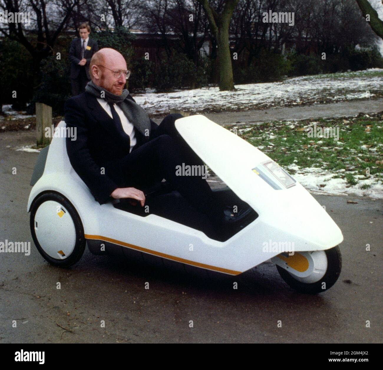 File photo datato 10/01/85 di Sir Clive Sinclair che dimostra il suo veicolo elettrico C5, il trike alimentato a batteria-come-pedale, ad Alexandra Palace. Secondo i rapporti, Sir Clive Sinclair, pioniere dell'Home Computing, è morto all'età di 81 anni. Data di emissione: Giovedì 16 settembre 2021. Foto Stock