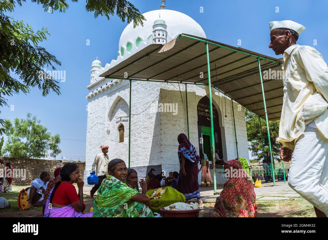 Bijapur, Karnataka, India : pellegrini siedono al sito di pellegrinaggio del 17 ° secolo JOD Gumbad. Foto Stock