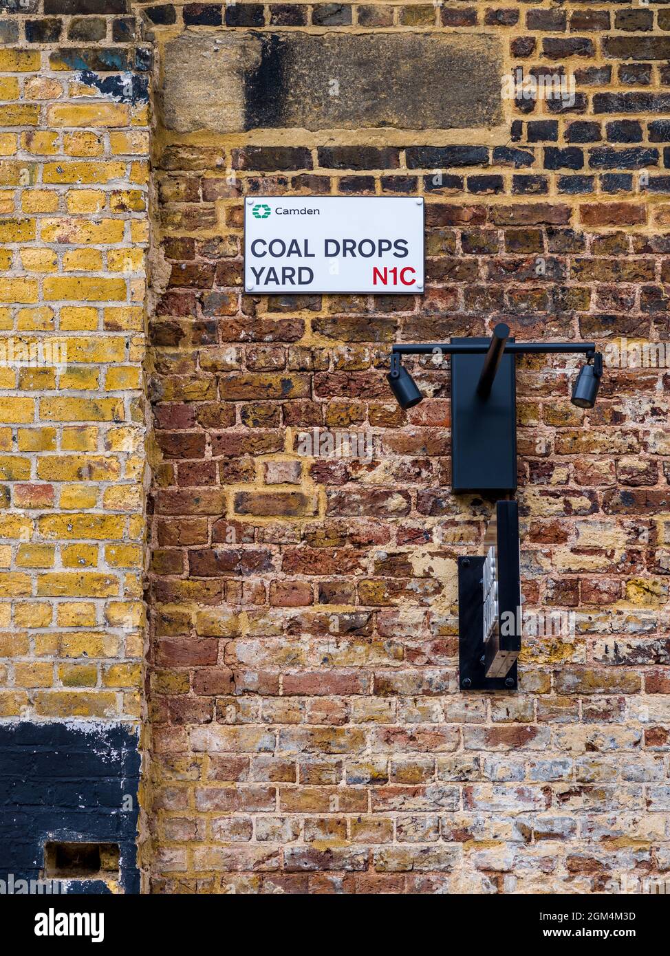 Coal Drops Yard Street Sign - Coal Drops Yard London N1C, parte del progetto di riqualificazione di Kings Cross - London Street signs. Foto Stock