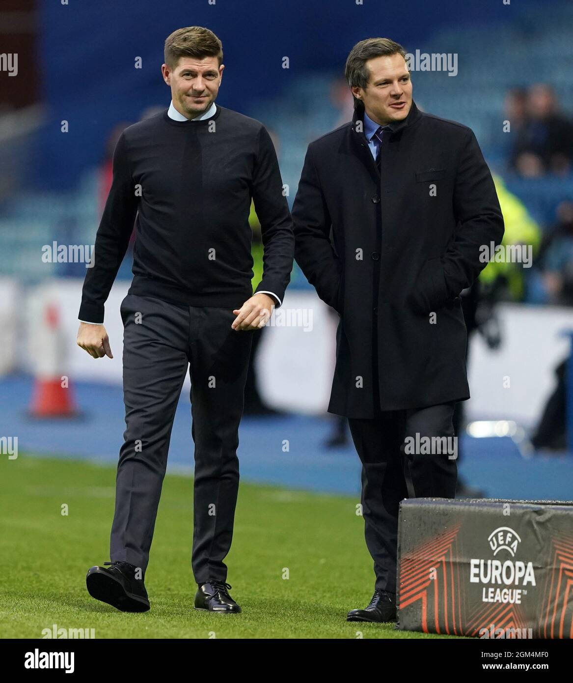 Steven Gerrard, direttore dei Rangers (a sinistra) con il capo PR David Graham prima della UEFA Europa League, partita del Gruppo A all'Ibrox Stadium di Glasgow. Data foto: Giovedì 16 settembre 2021. Foto Stock