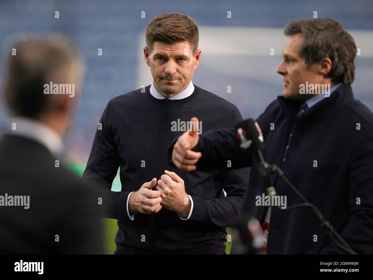 Steven Gerrard, manager dei Rangers, parla ai media con il capo PR David Graham (a destra) prima della UEFA Europa League, partita del Gruppo A all'Ibrox Stadium di Glasgow. Data foto: Giovedì 16 settembre 2021. Foto Stock