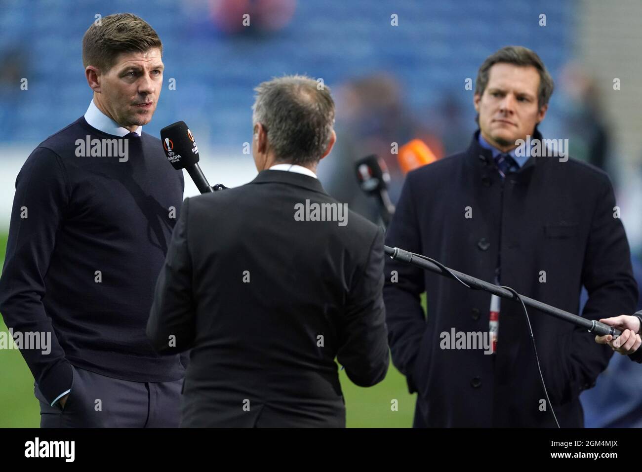 Steven Gerrard, manager dei Rangers, parla ai media con il capo PR David Graham (a destra) prima della UEFA Europa League, partita del Gruppo A all'Ibrox Stadium di Glasgow. Data foto: Giovedì 16 settembre 2021. Foto Stock