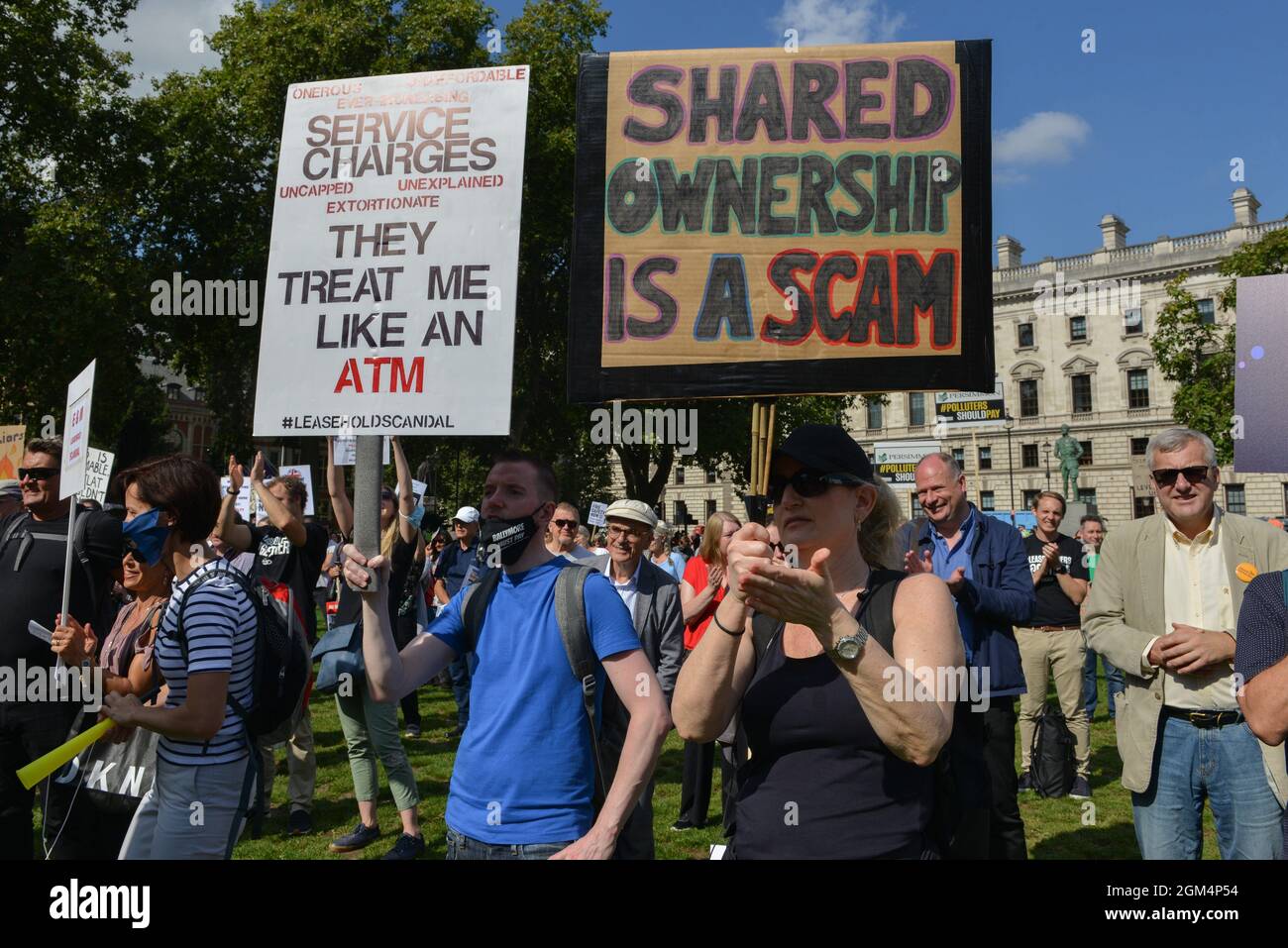 Londra, Regno Unito. 16 settembre 2021. I manifestanti sono visti tenere cartelli presso un leaseholders insieme Rally in Piazza del Parlamento, durante la dimostrazione. La protesta è stata organizzata dalla fine della nostra campagna di scandalo di rivestimento con la Campagna di Leasehold Nazionale. Le persone hanno protestato per le restrizioni ai diritti di detenere diritti e per le questioni di crisi. (Foto di Thomas Krych/SOPA Images/Sipa USA) Credit: Sipa USA/Alamy Live News Foto Stock