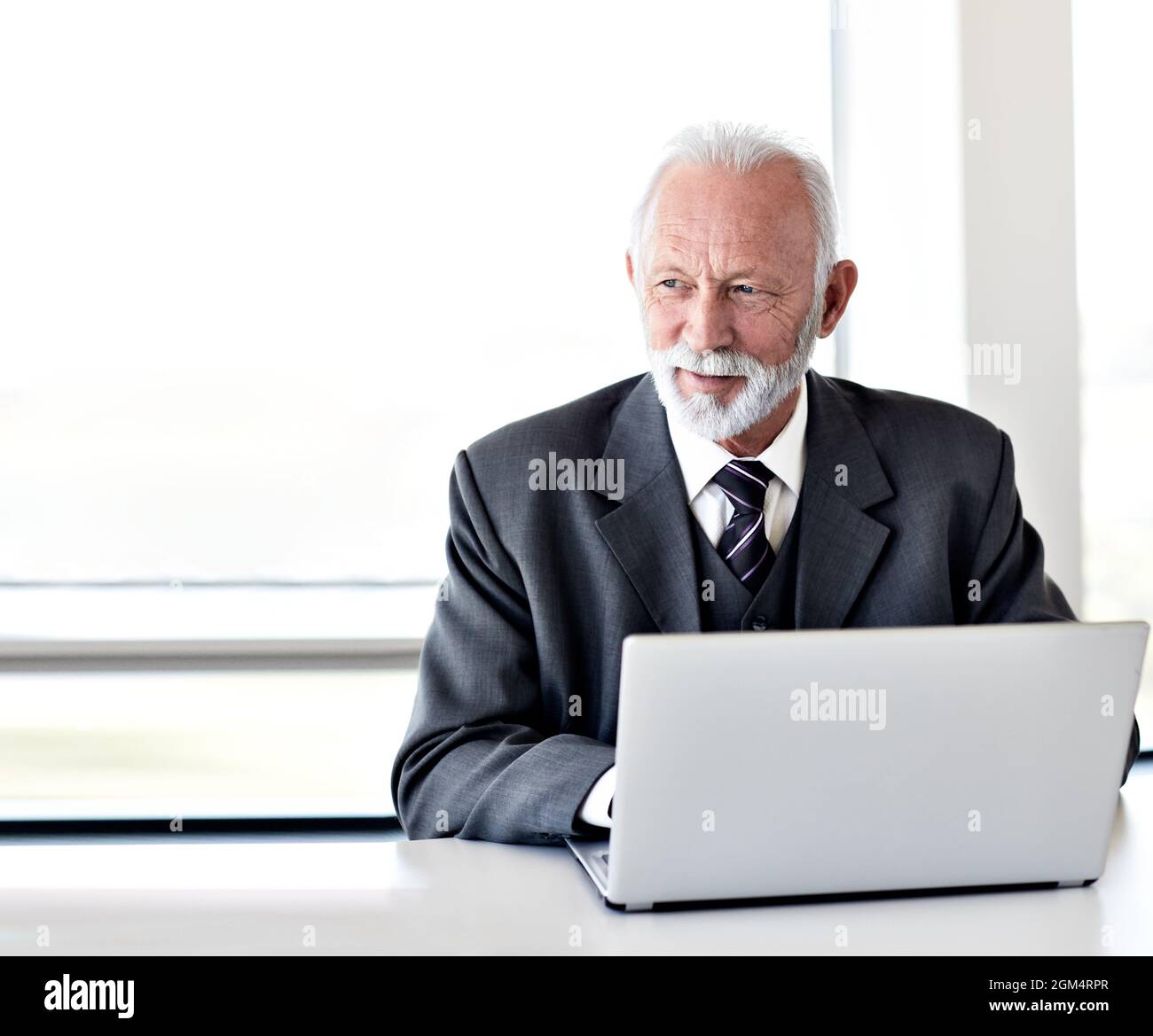 computer aziendale per ufficio senior Foto Stock