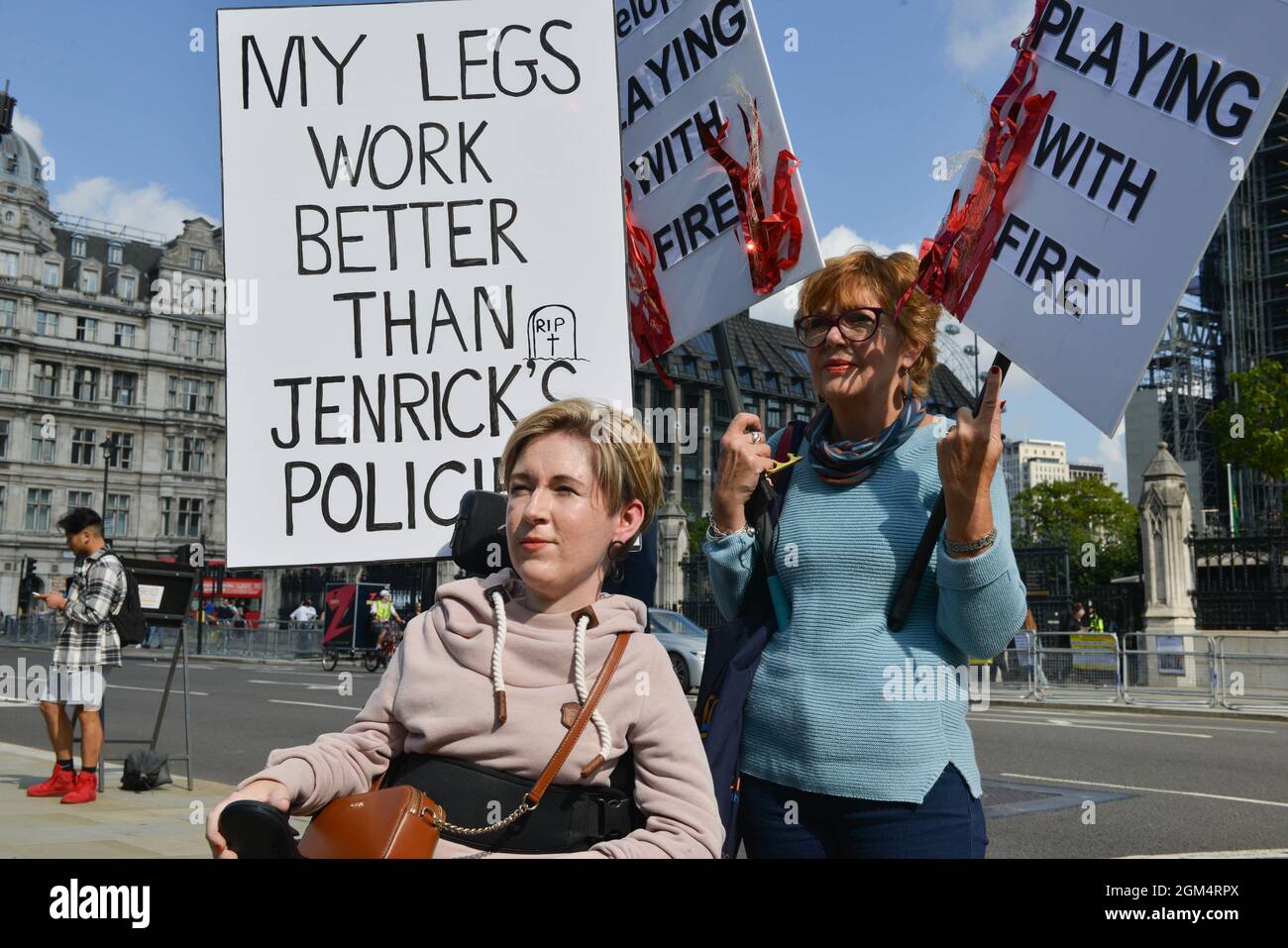 Londra, Regno Unito. 16 settembre 2021. Due donne sono viste tenere cartelli presso un leaseholders insieme Rally in Piazza del Parlamento, durante la dimostrazione. La protesta è stata organizzata dalla fine della nostra campagna di scandalo di rivestimento con la Campagna di Leasehold Nazionale. Le persone hanno protestato per le restrizioni ai diritti di detenere diritti e per le questioni di crisi. Credit: SOPA Images Limited/Alamy Live News Foto Stock