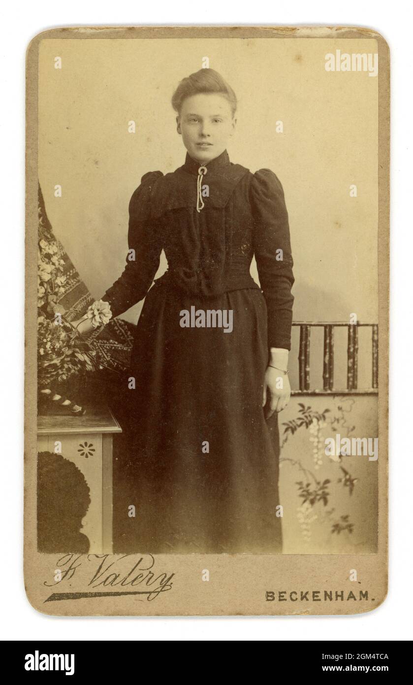 Victorian CDV (carte de Visite) di una donna piuttosto giovane, giapponese ha influenzato i pro fotografici (e in illustrazioni sul retro), dallo studio di F Valery (nome commerciale) Beckenham, Kent, Inghilterra, Regno Unito circa 1891. Foto Stock