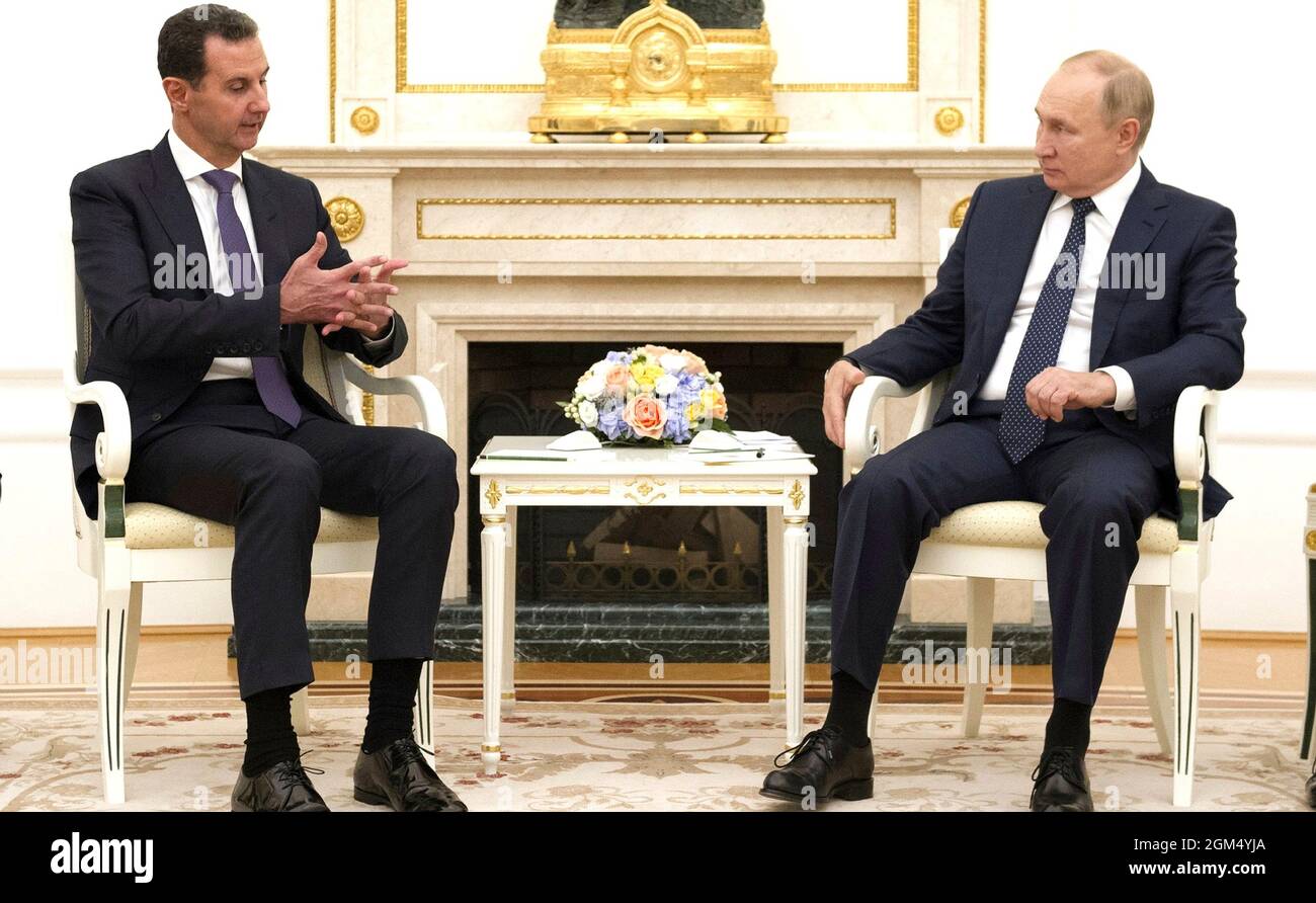 Novo-Ogaryovo, Russia. 13 settembre 2021. Il presidente russo Vladimir Putin durante un incontro bilaterale con il presidente siriano Bashar Assad, di sinistra, al Cremlino il 13 settembre 2021 a Mosca, Russia. Credit: Mikhail Klimentyev/Kremlin Pool/Alamy Live News Foto Stock