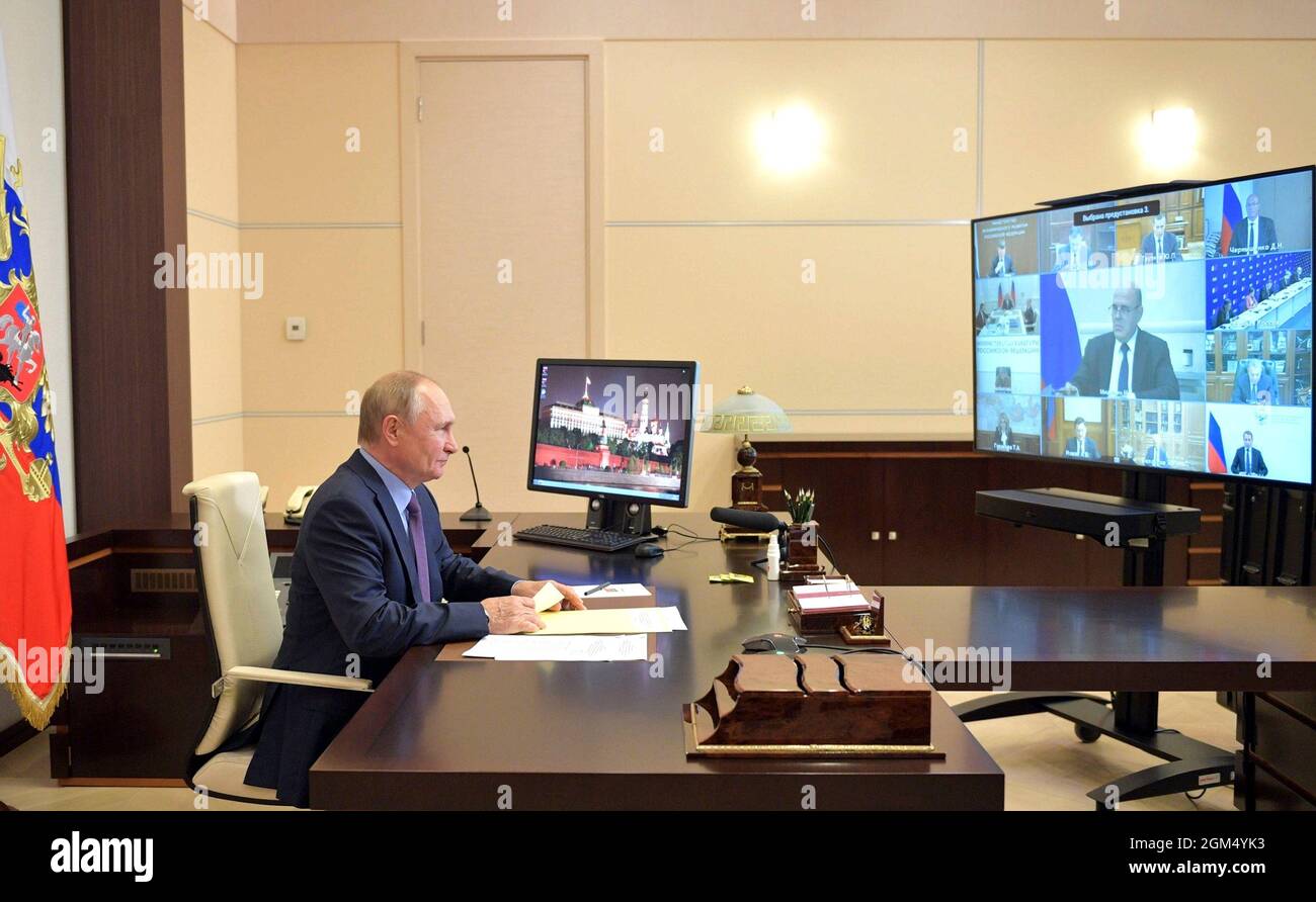 Novo-Ogaryovo, Russia. 14 settembre 2021. Il presidente russo Vladimir Putin presiede una videoconferenza con i membri del governo russo e il suo partito politico russo Unito della residenza di Stato di Novo-Ogaryov il 14 settembre 2021 fuori Mosca, Russia. Credit: Alexei Druzhinin/Kremlin Pool/Alamy Live News Foto Stock