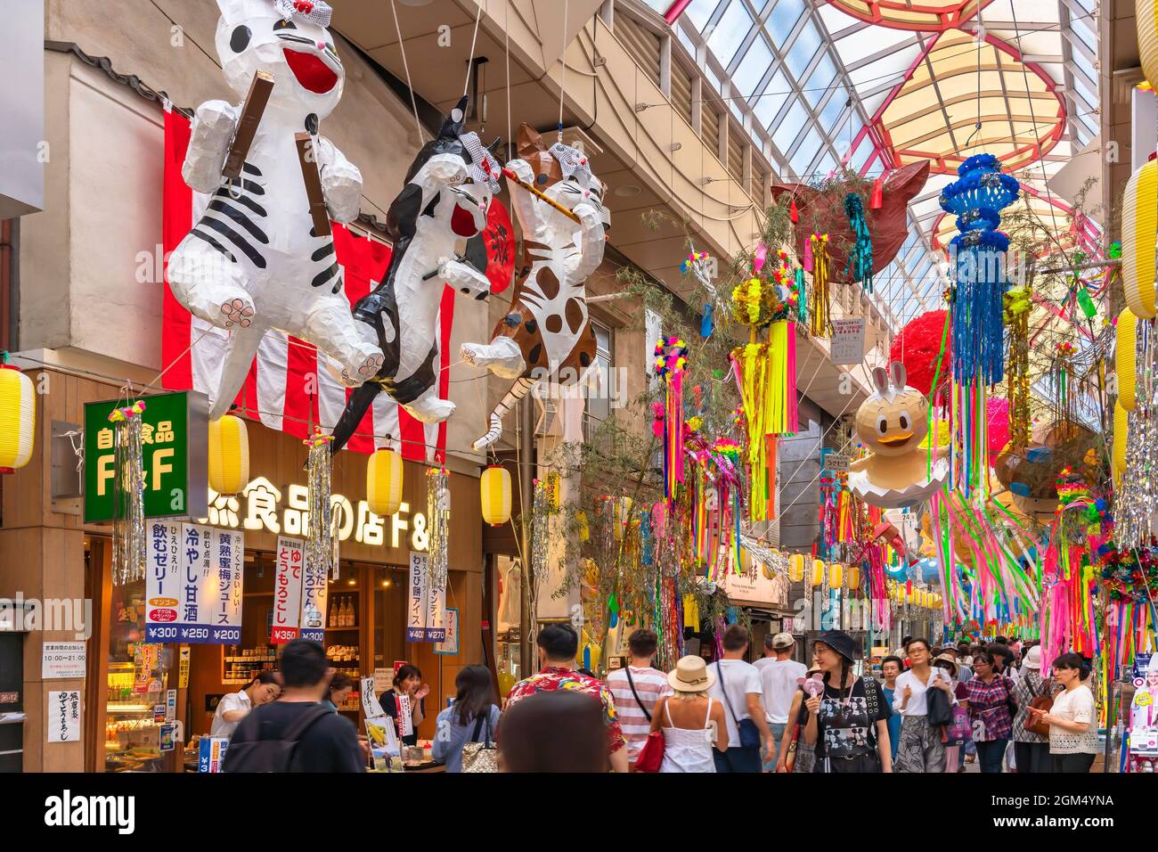 tokyo, giappone - 5 agosto 2019: Sculture in carta schiacciata di personaggi del folklore giapponese raffiguranti gatti musicali di Chindonya nello shopping del Centro Perle di Asagaya Foto Stock