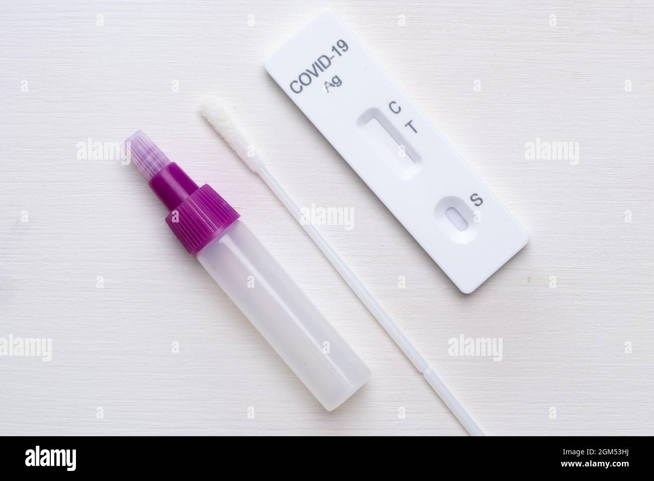 Kit Rapid Antigen Test Covid-19 o SARS-Cov-2 con reagente e tampone nasale su sfondo bianco Foto Stock