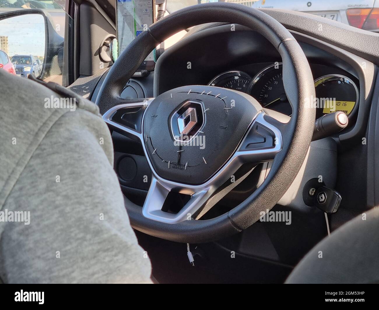 Volante della vettura Renault Logan pinzato dopo la chiusura dell'airbag Foto Stock