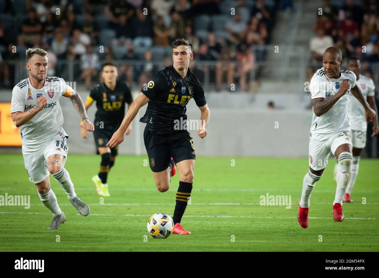 Il centrocampista della LAFC Francisco Ginella (8) corre la palla durante un MLS una partita contro il Real Salt Lake. Il LAFC sconfisse il Real Salt Lake 3-2 il sabato, Foto Stock