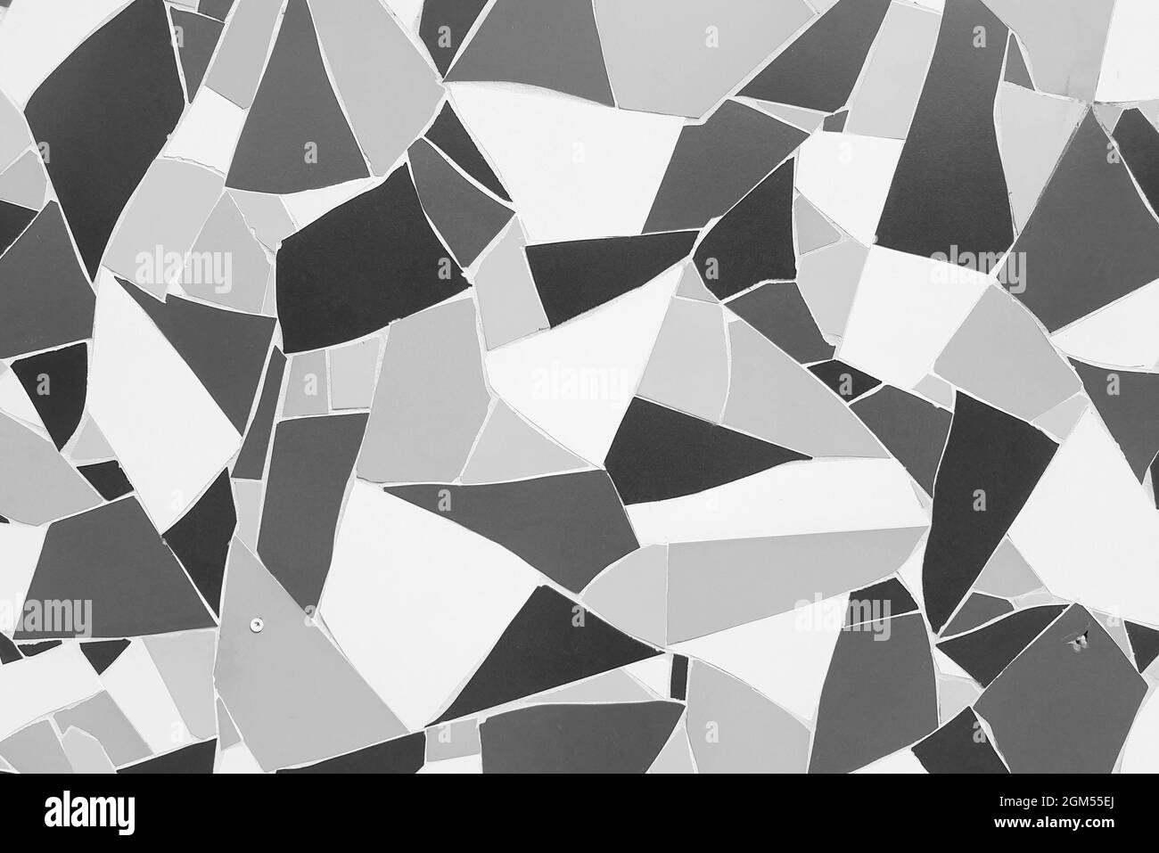 Piastrelle rotte sul muro, pavimento. Sfondo bianco nero, texture delle piastrelle. Materiale decorativo per l'interno della casa, edilizia, design. Astratto Foto Stock