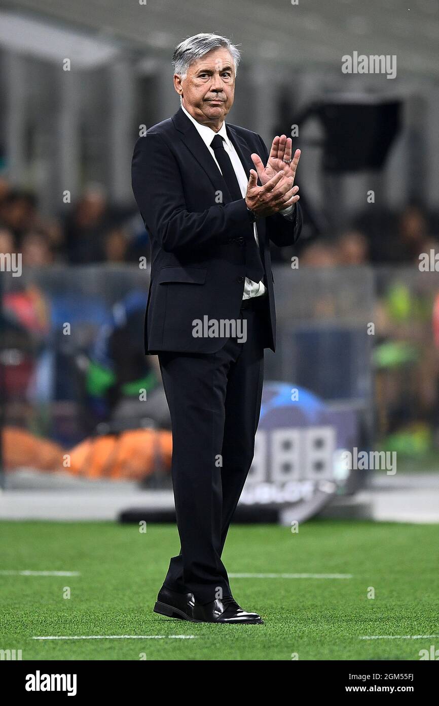 Milano, Italia. 15 settembre 2021. Carlo Ancelotti, allenatore del Real Madrid CF, si occupa della partita di calcio della UEFA Champions League tra FC Internazionale e Real Madrid CF. Credit: Nicolò campo/Alamy