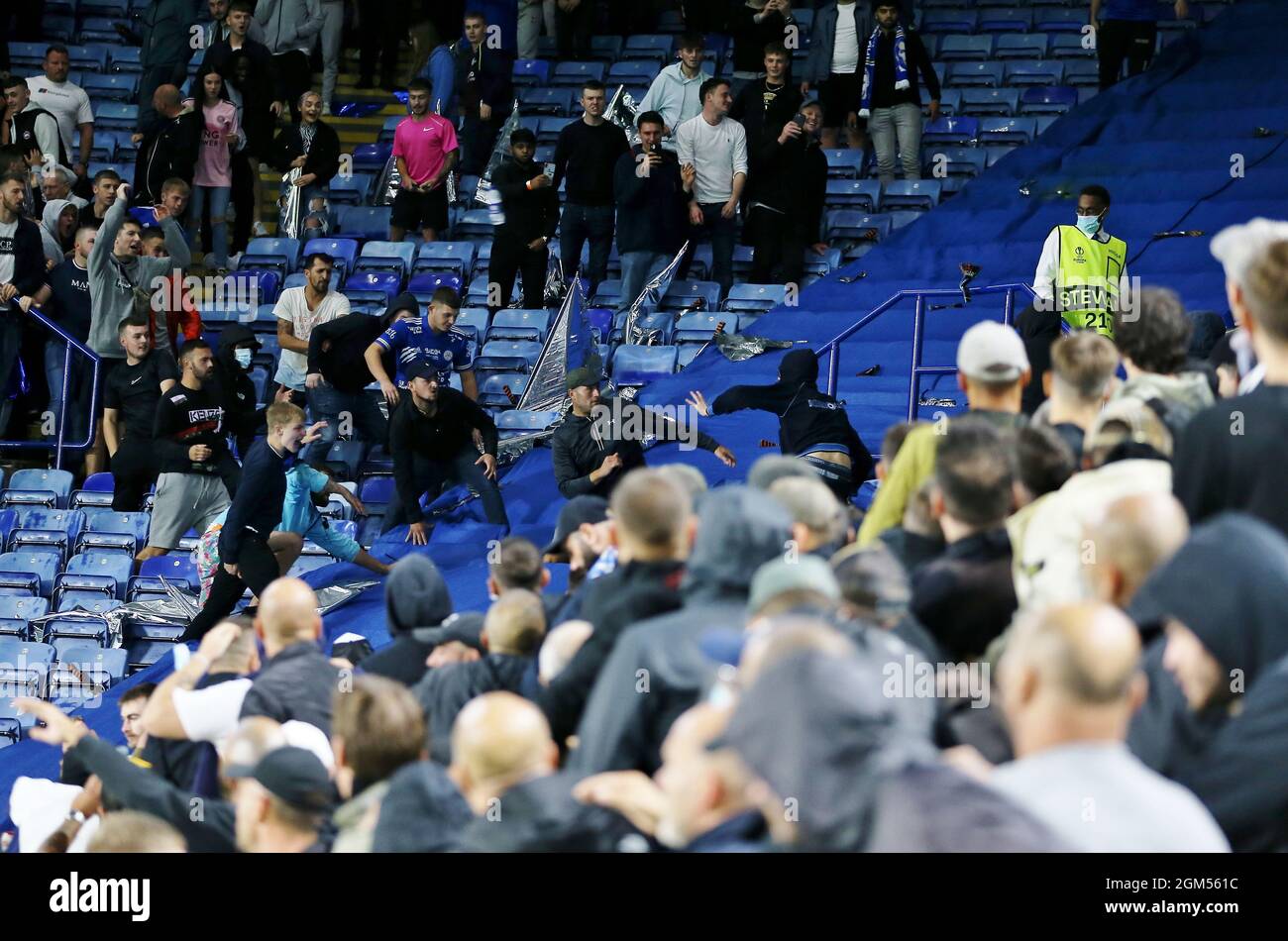 Leicester, GBR. 16 settembre 2021. Altercation tra Leicester City e Napoli tifosi dopo la partita durante Leicester City / Napoli, UEFA Europa League Football match, King Power Stadium, Leicester, UK-16 September 2021 Credit: Michael Zemanek/Alamy Live News Foto Stock