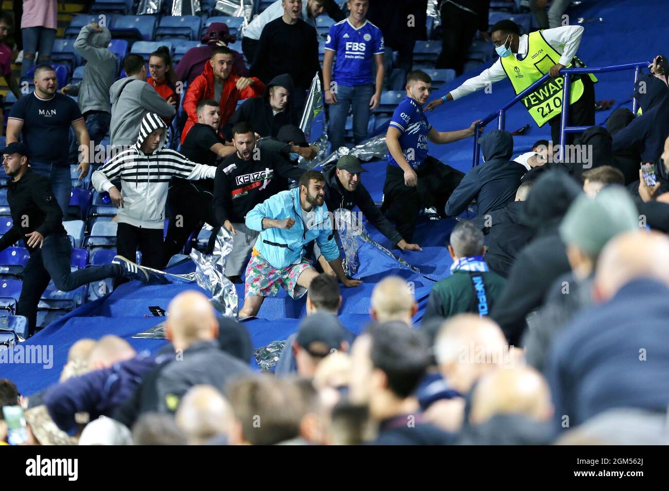 Leicester, GBR. 16 settembre 2021. Altercation tra Leicester City e Napoli tifosi dopo la partita durante Leicester City / Napoli, UEFA Europa League Football match, King Power Stadium, Leicester, UK-16 September 2021 Credit: Michael Zemanek/Alamy Live News Foto Stock