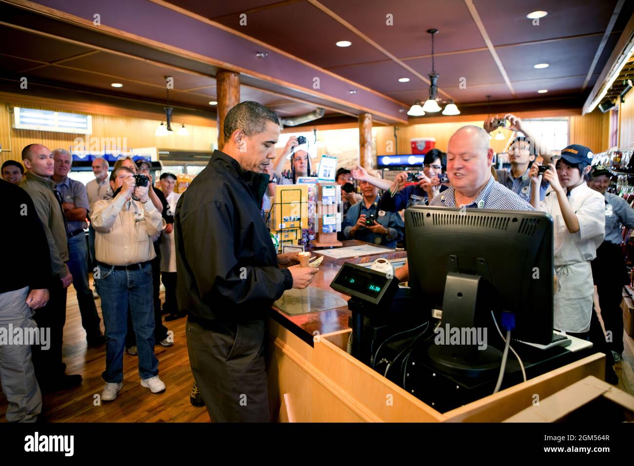 Il presidente Barack Obama paga per il gelato della famiglia durante una sosta in un negozio durante la visita al parco nazionale di Yellowstone, 15 agosto 2009. (Foto ufficiale della Casa Bianca di Pete Souza) questa fotografia ufficiale della Casa Bianca è resa disponibile solo per la pubblicazione da parte delle organizzazioni di notizie e/o per uso personale per la stampa dal soggetto(i) della fotografia. La fotografia non può essere manipolata in alcun modo e non può essere utilizzata in materiali commerciali o politici, pubblicità, e-mail, prodotti, promozioni che in alcun modo suggeriscono l'approvazione o l'approvazione del presidente, della prima famiglia, o Th Foto Stock