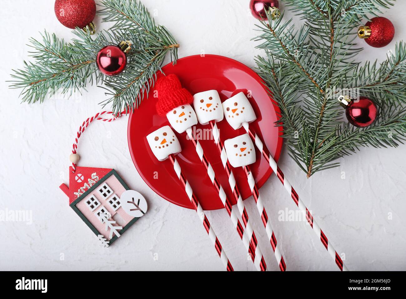 Piatto con pupazzi di neve in marshmallow morbido e decorazioni natalizie  su sfondo chiaro Foto stock - Alamy