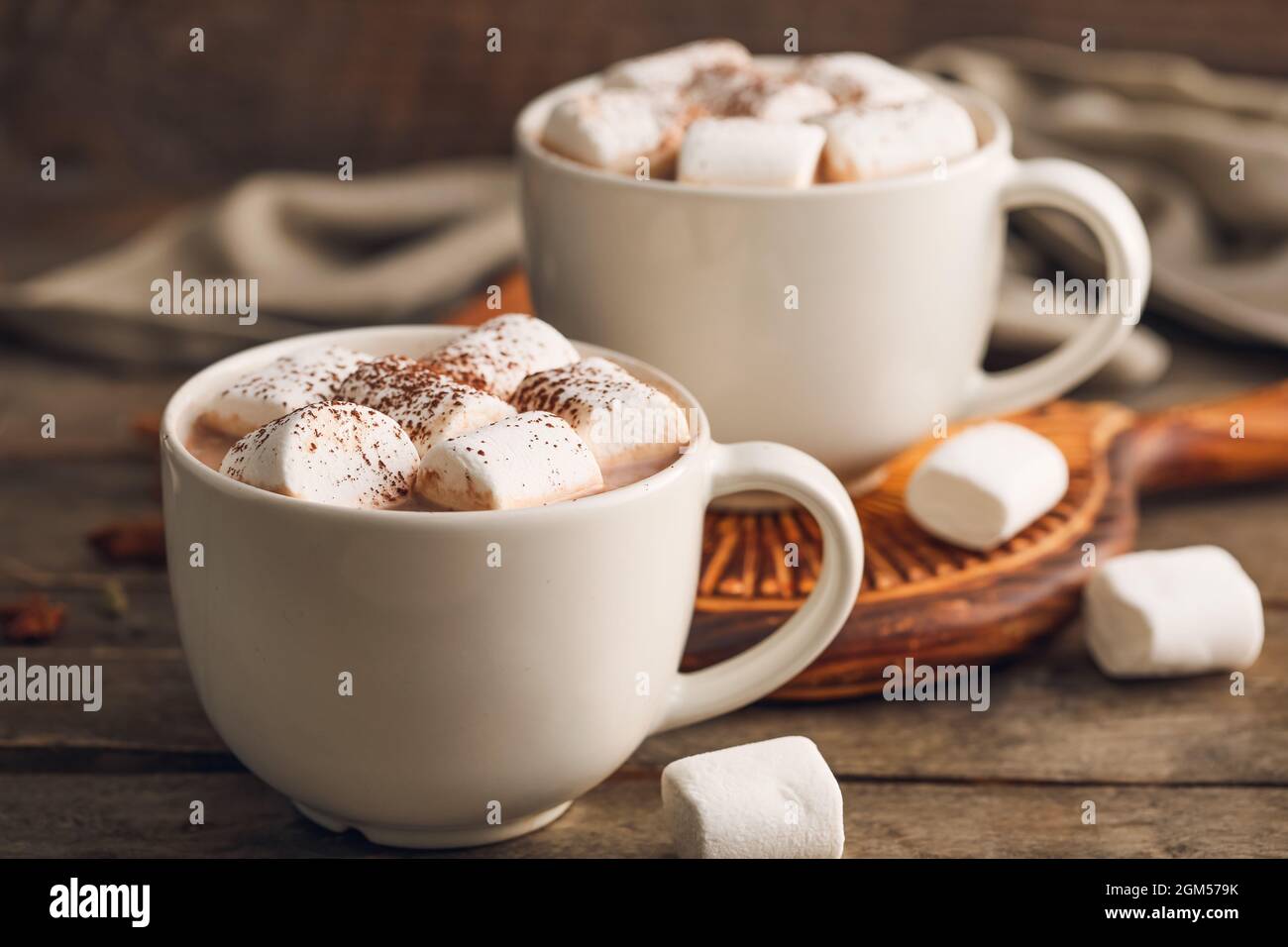 Tazze di cioccolata calda con marshmallows su sfondo di legno, primo piano Foto Stock