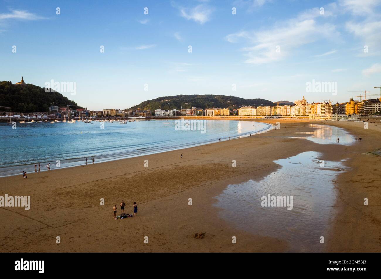 San Sebastian, Gipuzkoa, Paesi Baschi, Spagna - 12 luglio 2019 : Vista generale della spiaggia di la Concha. Foto Stock