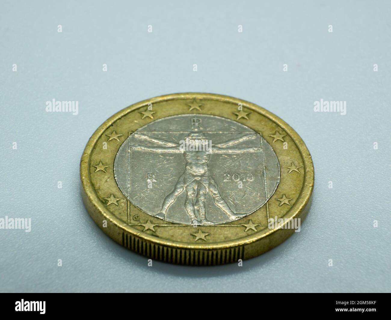 Una moneta da euro con la rappresentazione dell'uomo vitruviano Foto Stock