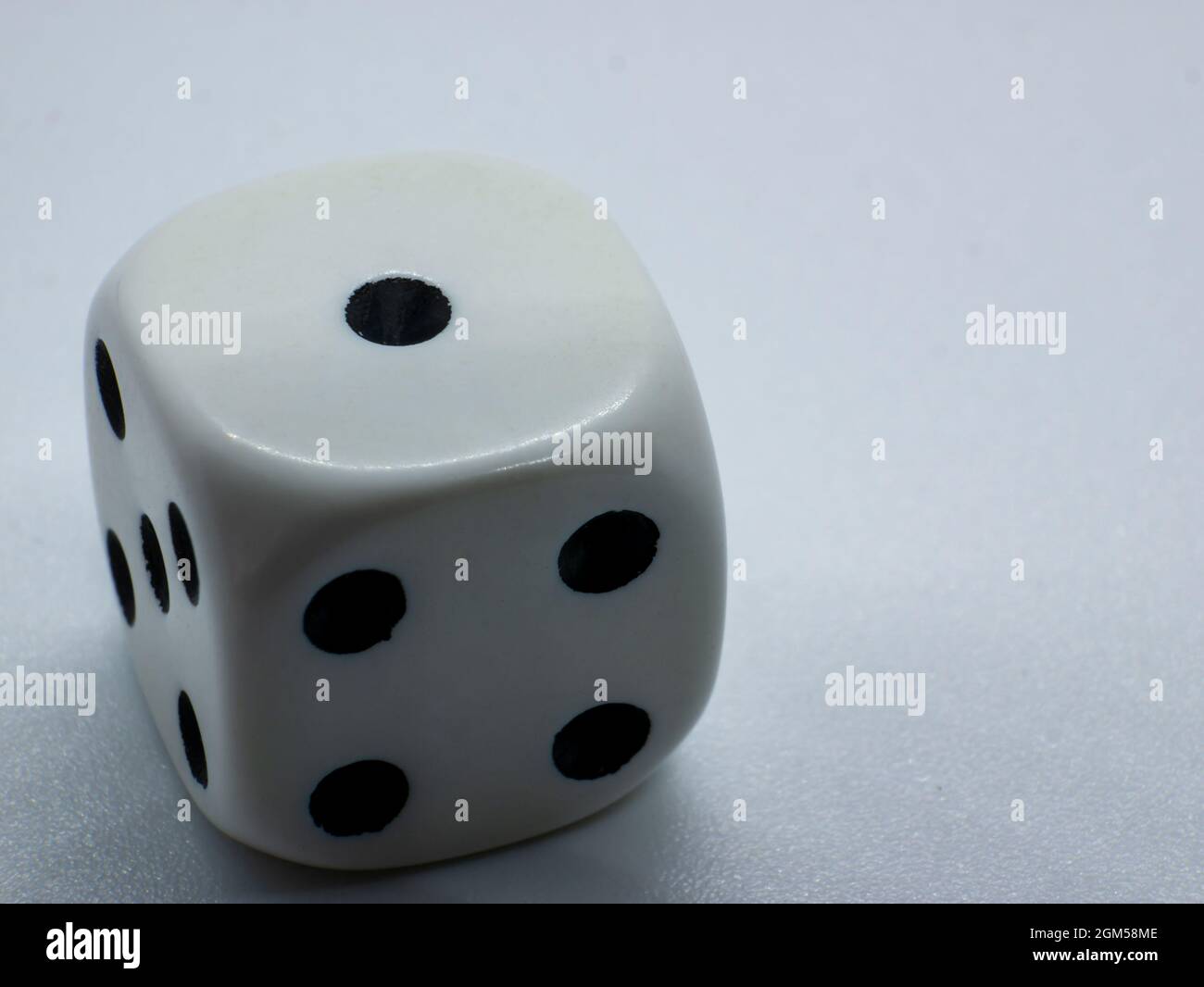 gioco di dadi bianchi con numero uno su un lato Foto Stock