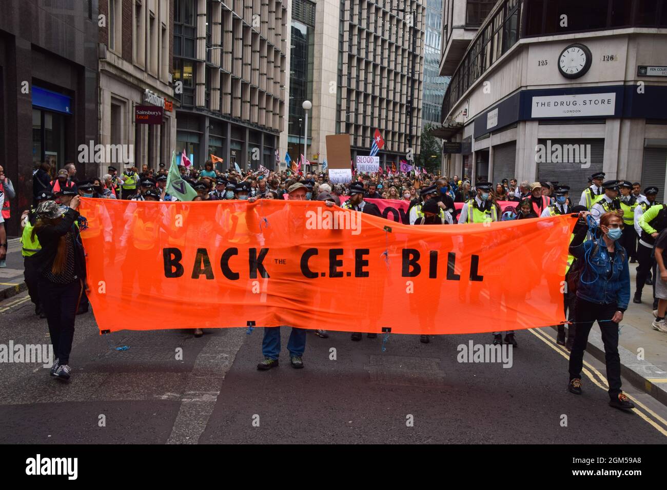 Londra, Regno Unito. 30 agosto 2021. I manifestanti portano un banner "Back the CEE Bill" nella città di Londra. I manifestanti di estinzione della ribellione marciarono sul Tower Bridge come parte della loro campagna di due settimane per la ribellione impossibile. Foto Stock