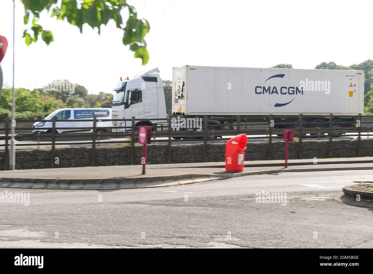 CMA CGM container HGV viaggia sulla M27 vicino Southampton UK Foto Stock