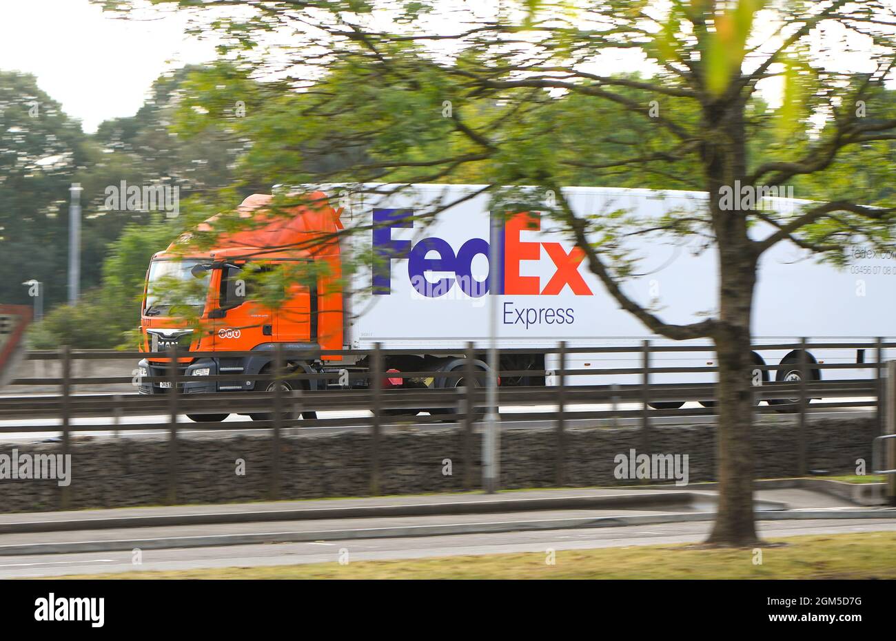 Fed ex TNT Truck guida sulla M27 autostrada Hampshire Inghilterra. L'attuale carenza di fattori trainanti sta sconvolgendo i servizi e la catena di fornitura. Foto Stock