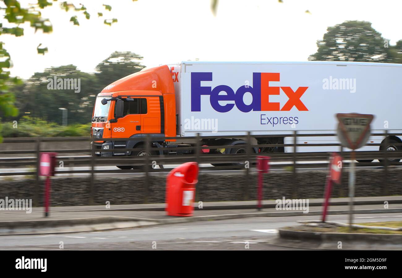 Fed ex TNT Truck guida sulla M27 autostrada Hampshire Inghilterra. L'attuale carenza di fattori trainanti sta sconvolgendo i servizi e la catena di fornitura. Foto Stock