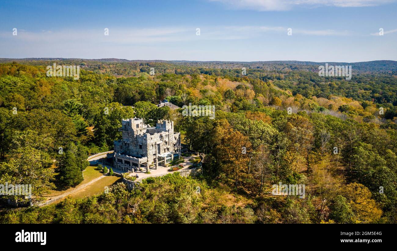 Vista aerea del castello di Gillette e dei terreni del Gillette Castle state Park nel Connecticut Foto Stock
