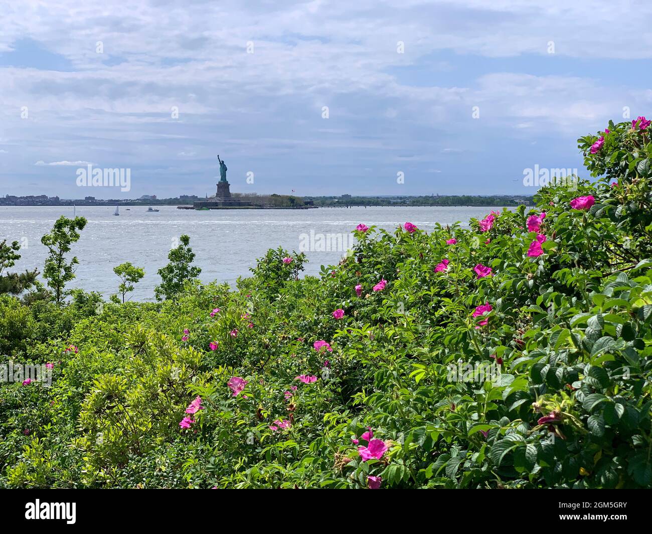 La Statua della libertà che illumina il mondo da Governor Island a New York City Foto Stock