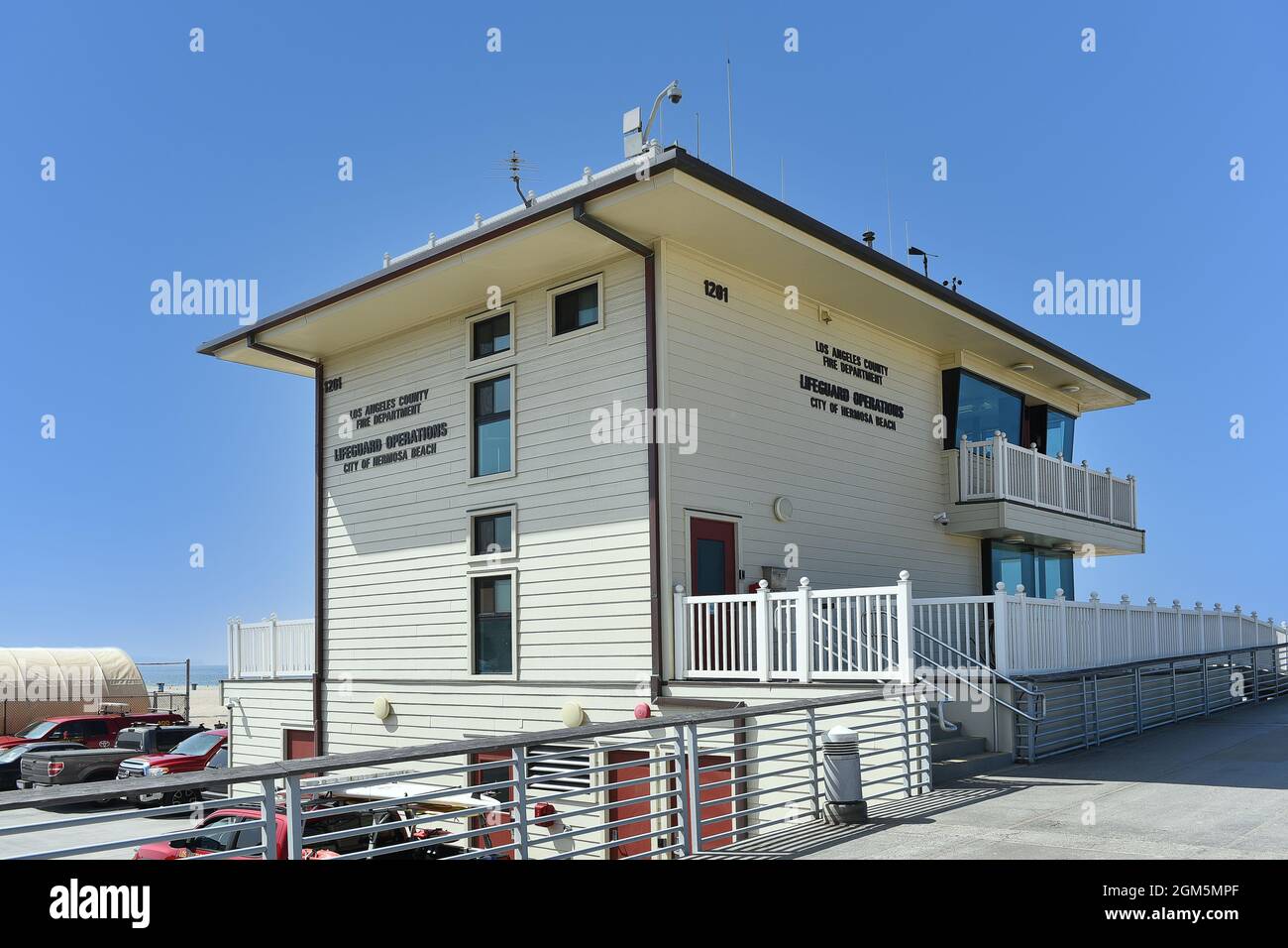 HERMOSA BEACH , CALIFORNIA - 15 SETTEMBRE 2021: L'edificio delle operazioni di guardia di Hermosa Beach ai piedi del molo. Foto Stock