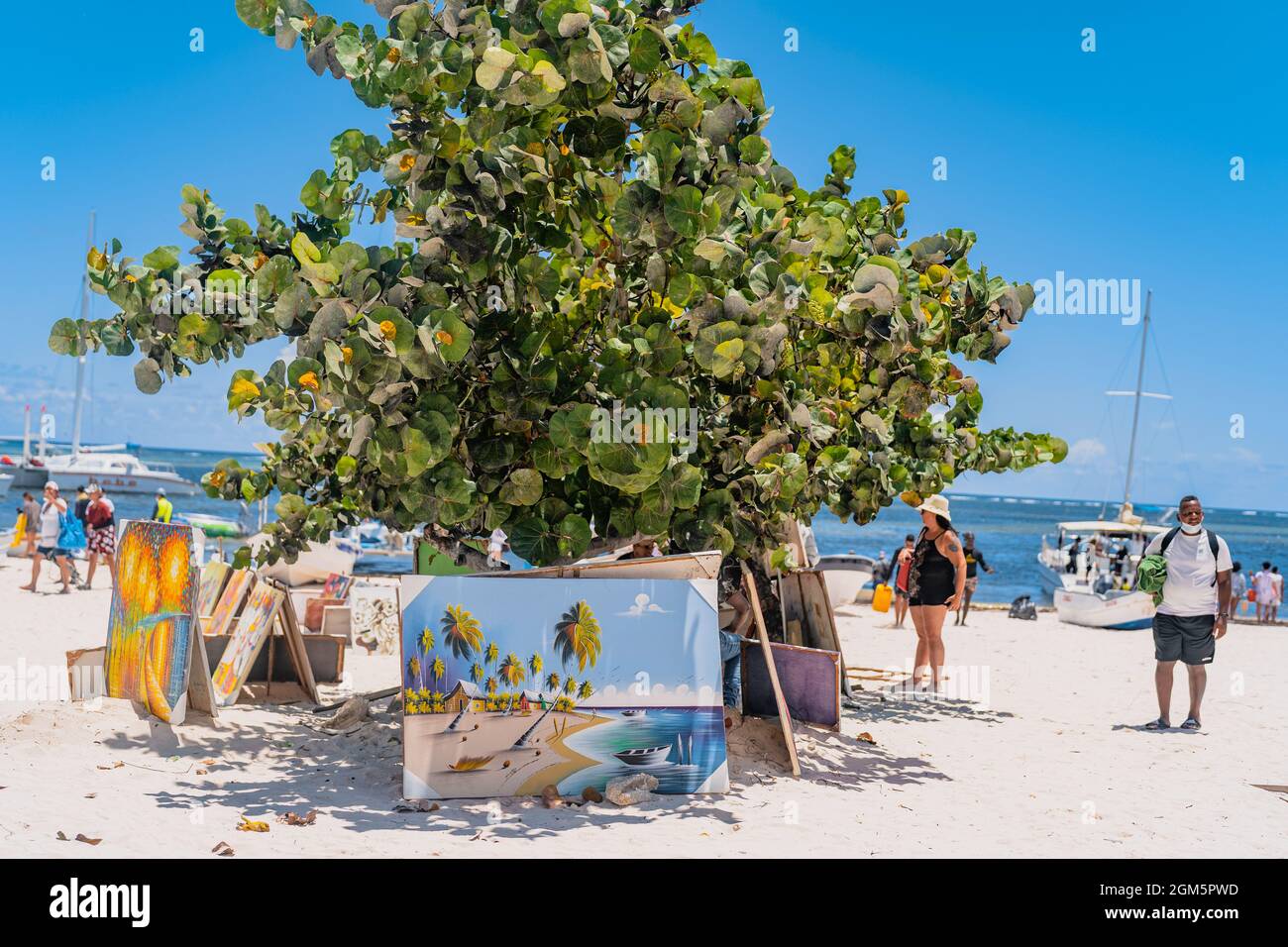 Punta Cana, Repubblica Dominicana - 3 agosto 2021: Mostra d'arte nel mezzo delle belle spiagge della Repubblica Dominicana Foto Stock