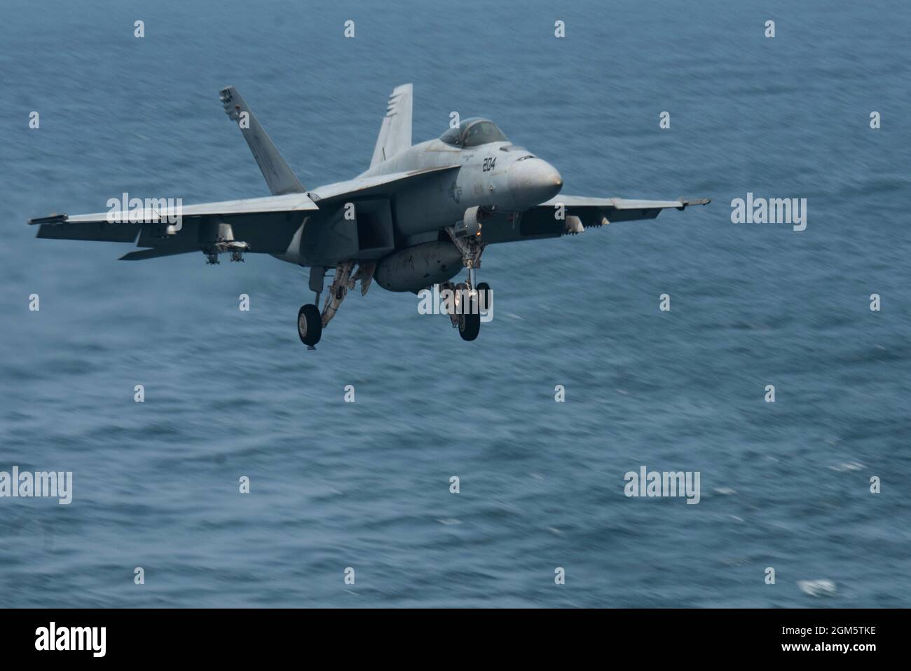 Mar Arabico, Stati Uniti. 16 Agosto 2021. Un jet da caccia Super Hornet della Marina degli Stati Uniti F/A-18E, attaccato ai Royal Maces dello Strike Fighter Squadron 27, atterra sul ponte di volo della portaerei di classe Nimitz USS Ronald Reagan durante le operazioni come ammiraglia della 5a flotta il 16 agosto 2021 nel Mare Arabico. Credit: MCS Matthew Mitchell/Planetpix/Alamy Live News Foto Stock