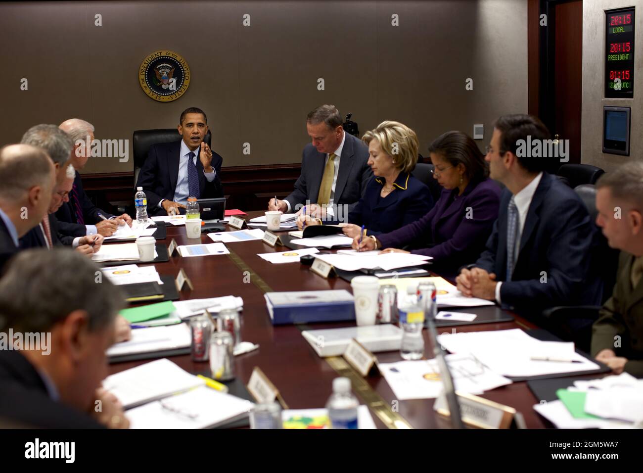 Il Presidente Barack Obama tiene un incontro sull'Afghanistan nella stanza della situazione della Casa Bianca, 23 novembre 2009.(foto ufficiale della Casa Bianca di Pete Souza) Foto Stock