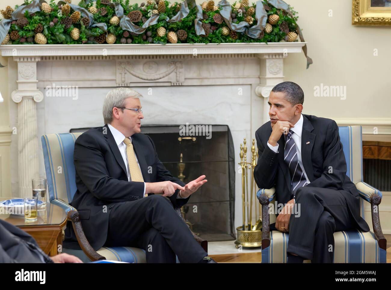 Il presidente Barack Obama incontra il primo ministro australiano Kevin Rudd all'ufficio ovale, 30 novembre 2009, per discutere una serie di questioni, tra cui l'Afghanistan e il cambiamento climatico. (Foto ufficiale della Casa Bianca di Pete Souza) Foto Stock